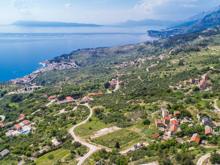 Mit Blick auf das Wasser in Podgora, Rivera de Makarska