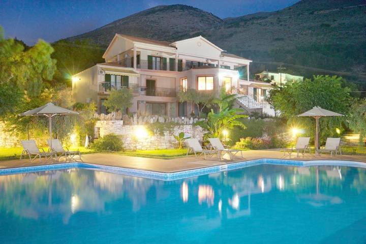 Διαμερίσματα διακοπών για 4 άτομα, με Μπαλκόνι και Ταράτσα καθώς και Κήπο και Πισίνα στην Αγία Ευφημία