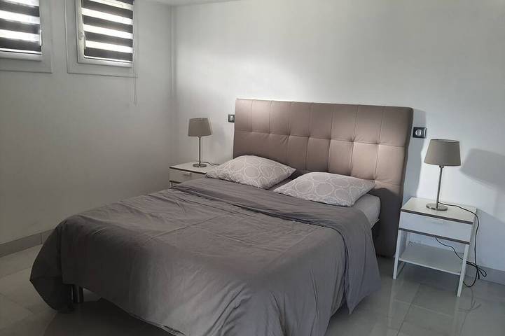 Gîte pour 4 personnes, avec terrasse dans Office De Tourisme De Saint Cyr Sur Mer - 2