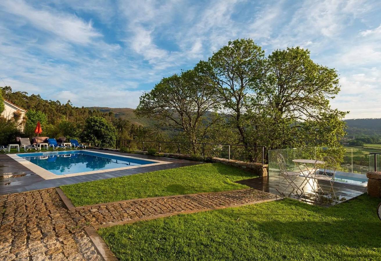 Holiday Home 'With Terrace' with Mountain View, Wi-Fi and Air Conditioning in Viana do Castelo District