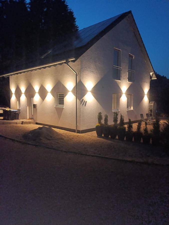 Ferienhaus für 10 Personen, mit Whirlpool und Terrasse sowie Garten und Ausblick in Hellenthal