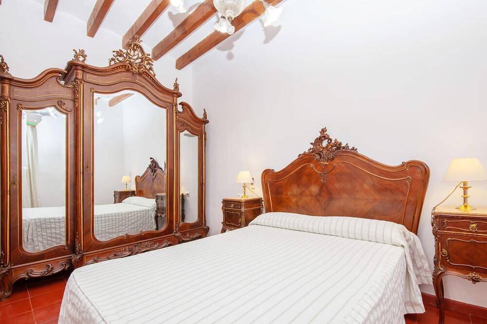 Awesome home in Consell with private swimming pool, can be inside or outside in Consell, Majorca Center