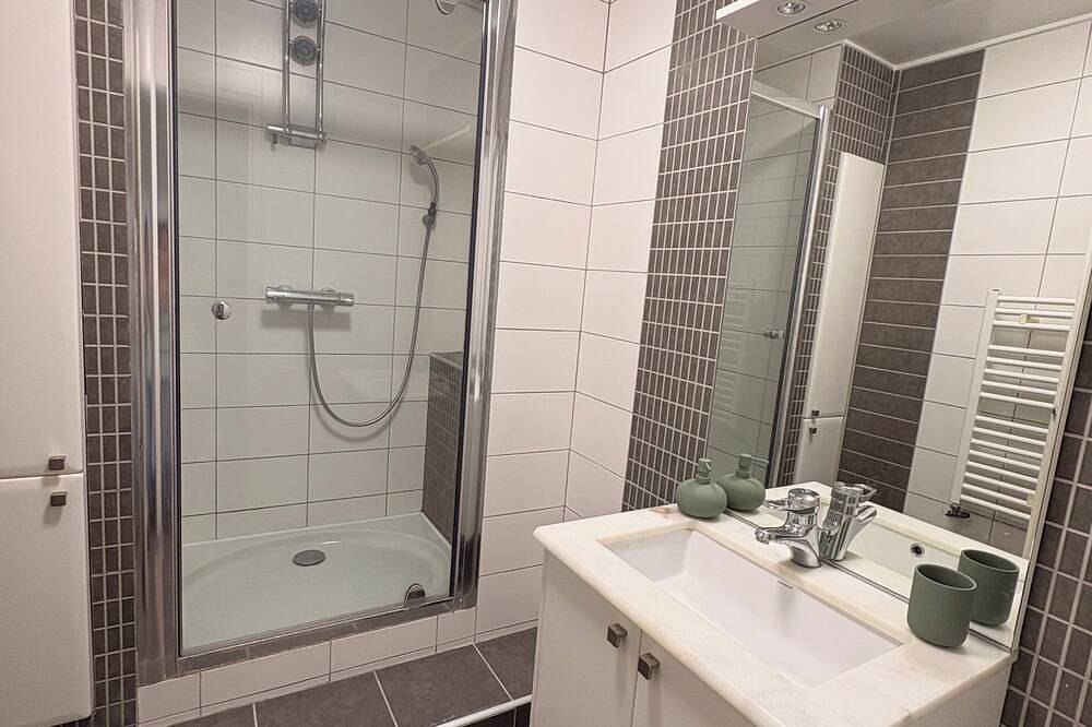 Ganze Wohnung, 10 minutes from the Chr! 3-bedroom apartment with garden, garage and parking in Loos, Lille und Umgebung