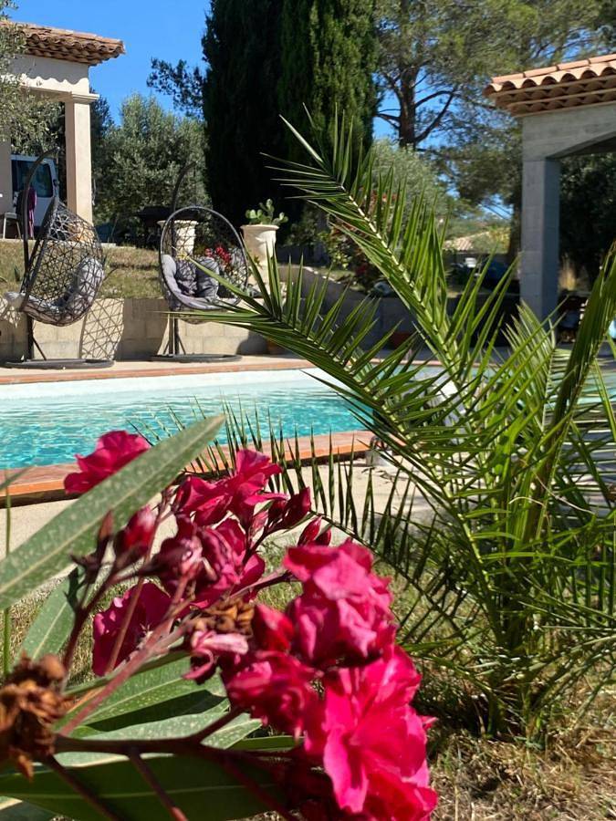 Location de vacances pour 2 personnes, avec piscine ainsi que jardin et balcon à La Motte