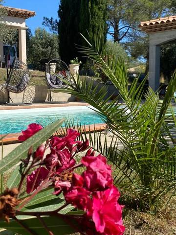 Gîte pour 2 personnes, avec jardin ainsi que balcon et piscine à La Motte