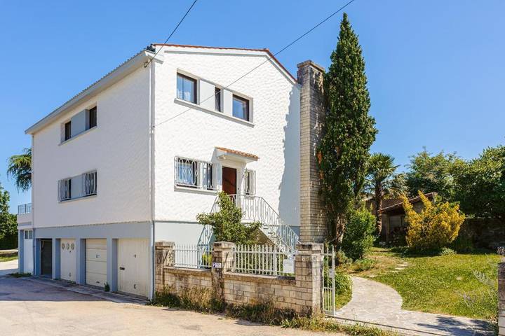 Location de vacances pour 12 personnes, avec Balcon et Terrasse ainsi que Jardin et Vue à Saintes