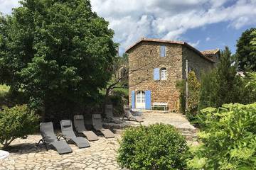 Gîte pour 10 personnes, avec terrasse et jardin, animaux acceptés à Saint-Pierre-de-Colombier