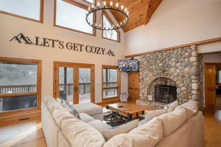 Log cabin for 13 people, with yard and hot tub in Sugar Mountain