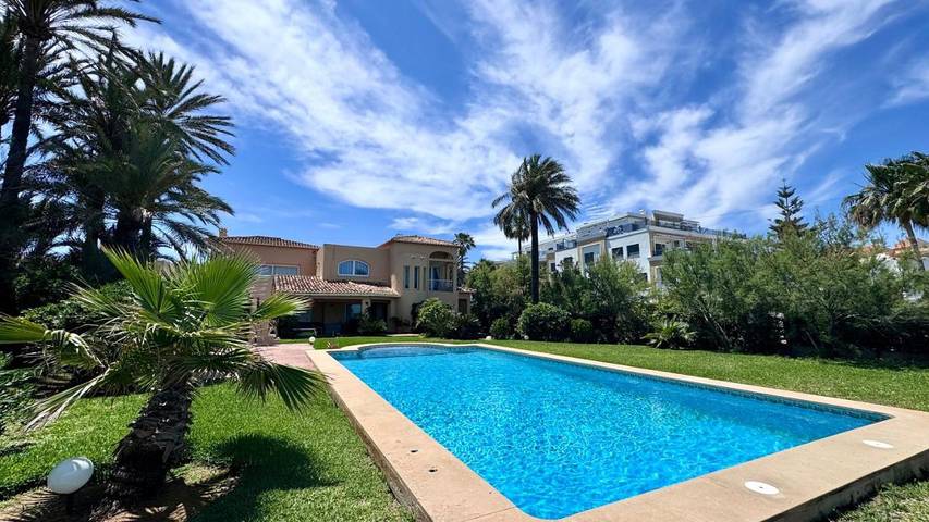 Chalet para 8 personas, con jardín y piscina además de vistas y terraza en Las Marinas