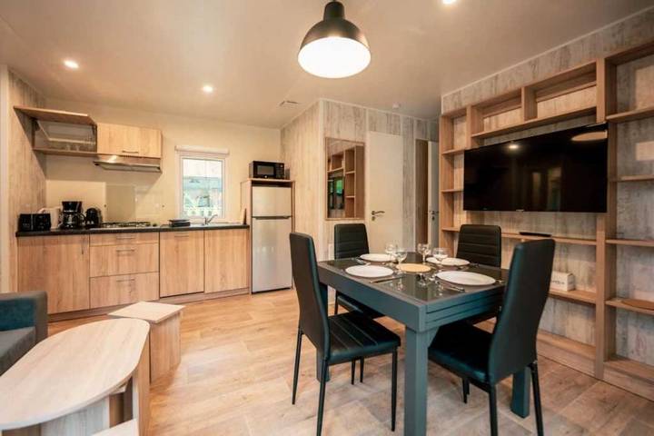 Mobil home pour 2 personnes, avec jacuzzi ainsi que sauna et bassin pour enfant à Quimper - 4