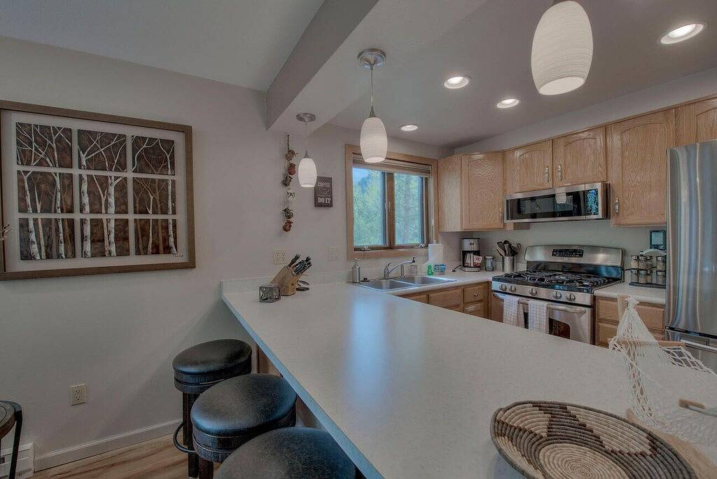 Gehen Sie zur Frisco Main Street. Gehen Sie auf Wander- und Radwegen zum kostenlosen Bus am Fluss in Frisco, Arapaho and Roosevelt National Forests