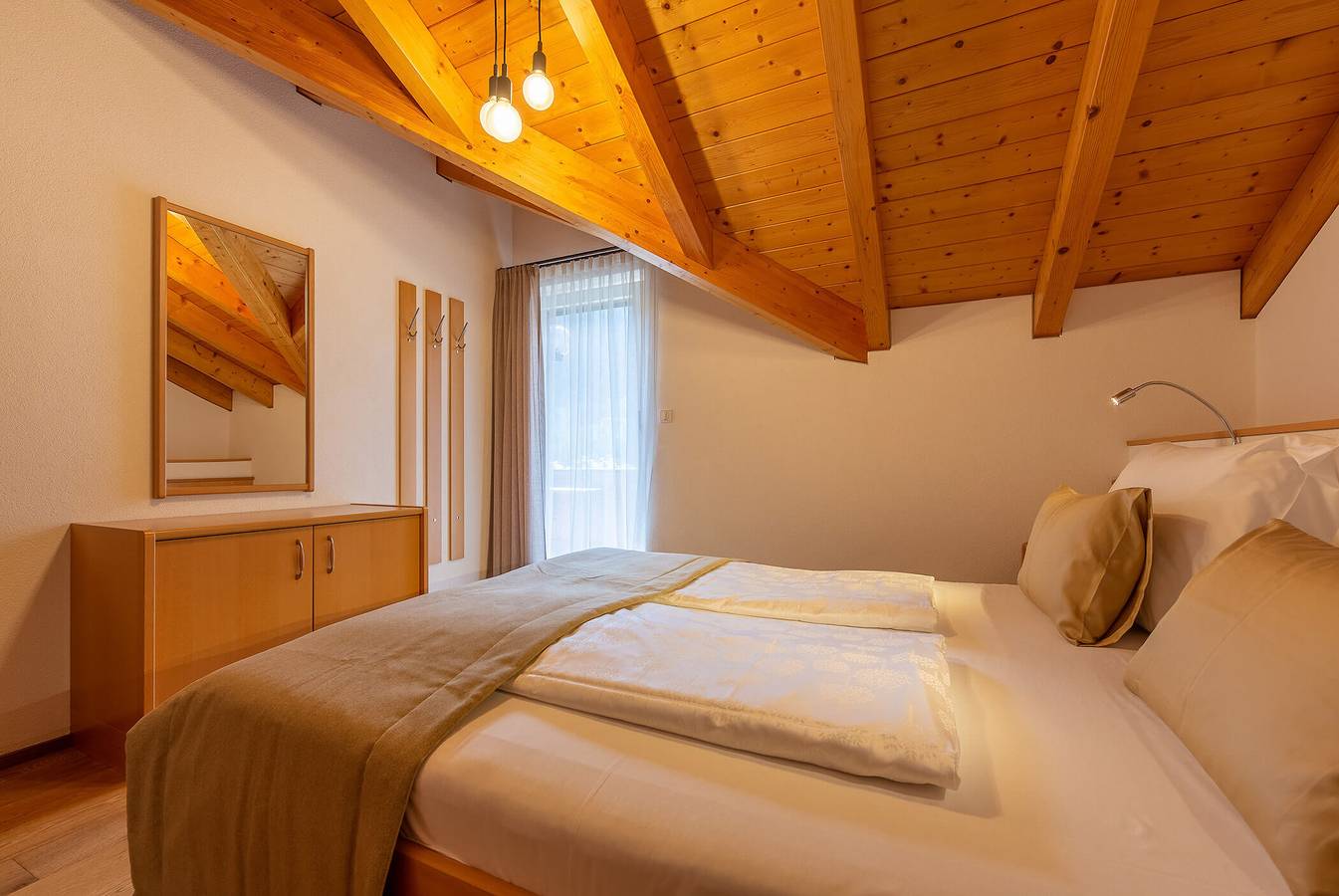 Apartamento entero, Apartamento 'Alpengruss Natura' con vistas a la montaña, jardín compartido y Wi-Fi in Winnebach, San Candido