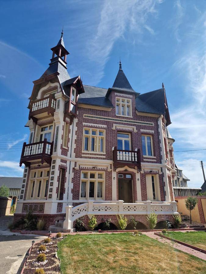 Location de vacances pour 12 personnes, avec Balcon et Terrasse ainsi que Jardin et Sauna à Le Neubourg