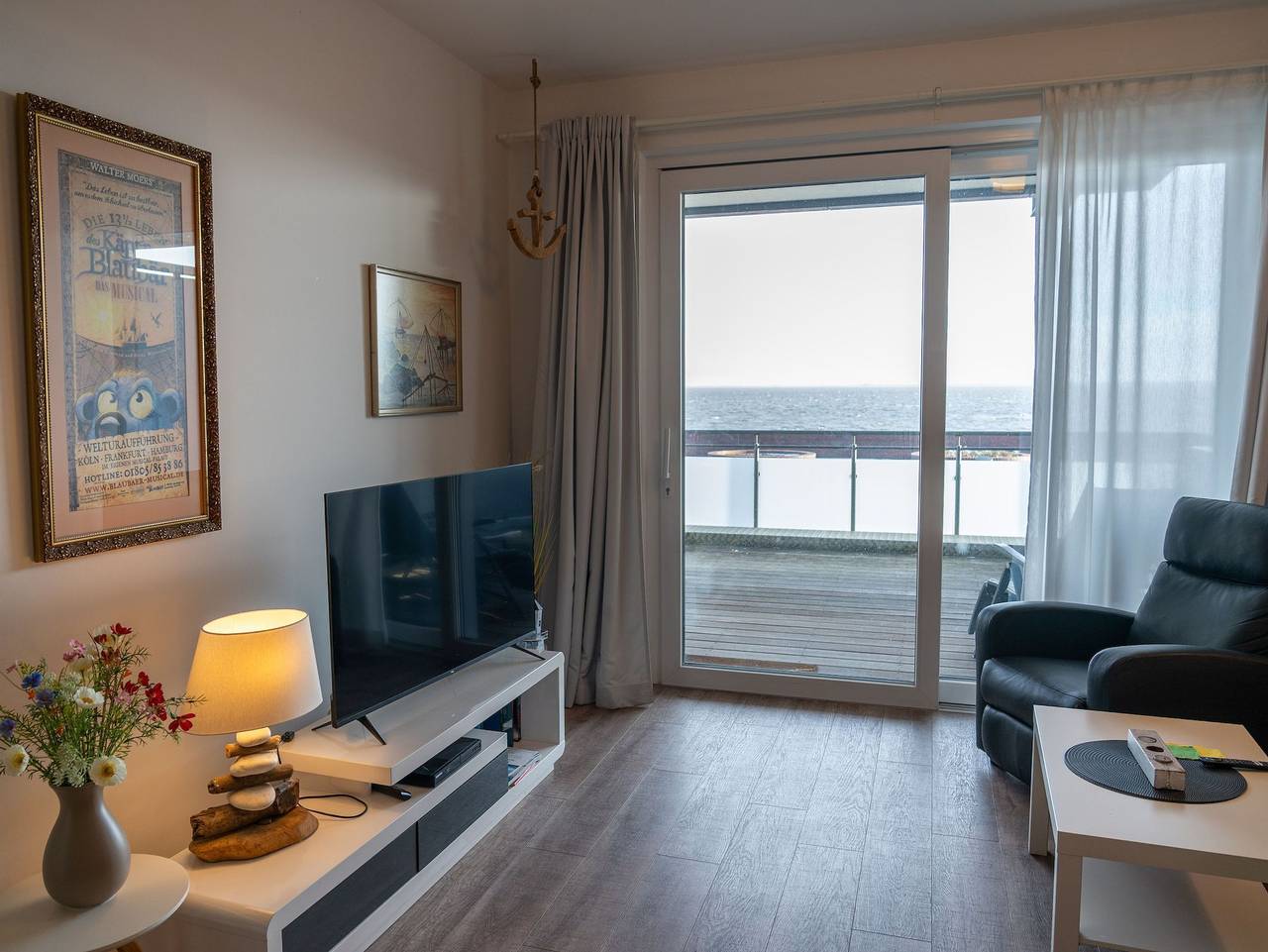 Ganze Ferienwohnung, 145 Meerblick Ferienwohnung - 145 Fewo Meerblick direkt am Meer mit Südbalkon in Südstrand Wilhelmshaven, Wilhelmshaven