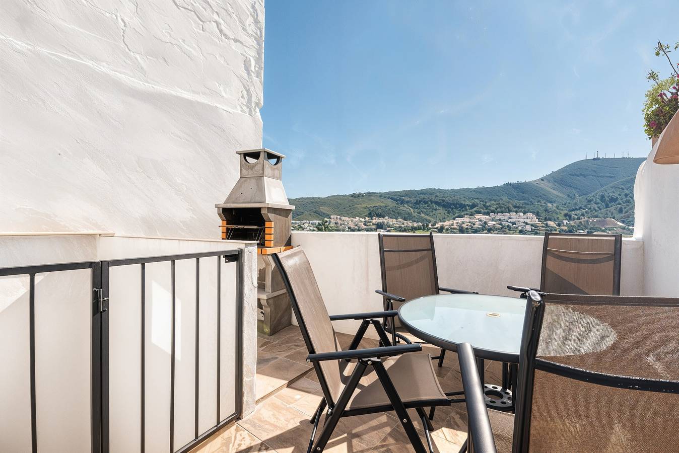 Casa de vacaciones 'Mirasol' con vistas a la montaña, terraza privada y Wi-Fi in Benitachell, Costa Blanca