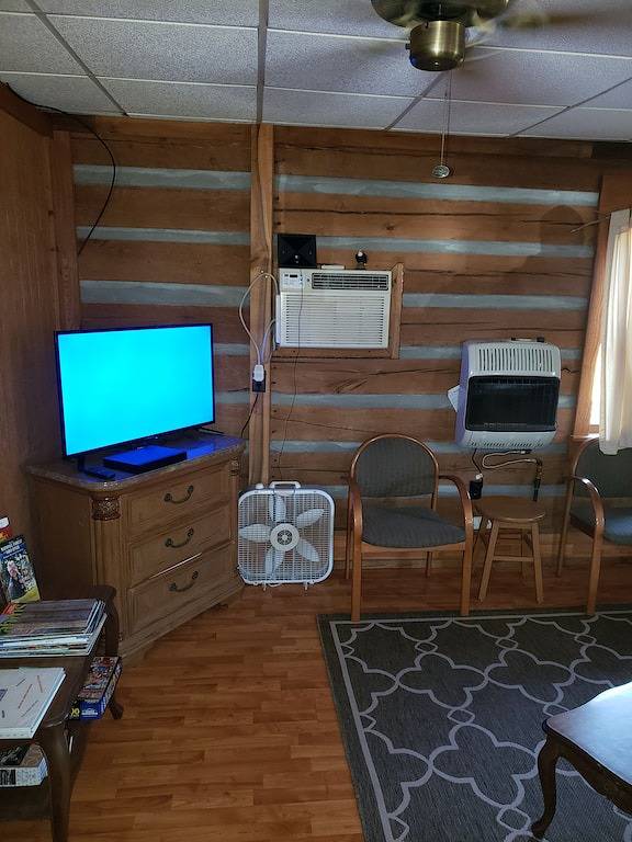 Log cabin for 4 people, with hot tub in Indiana