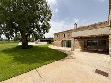 Casa rural con piscina para 20 personas, con jardín además de vistas y piscina en Pla de l'Estany