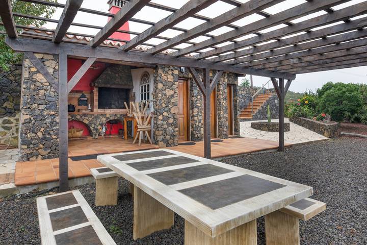 Apartamento entero, Apartamento 'Aljibe 2' con vistas a la montaña, piscina compartida y Wi-Fi in Las Tricias, Garafía