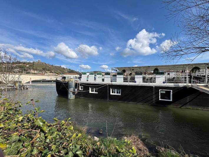 Bateau pour 10 personnes, avec terrasse et vue dans Rhône