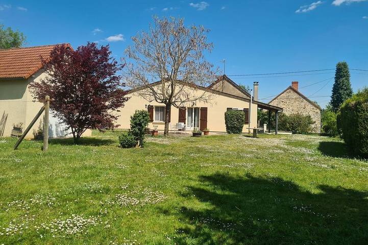 Gîte pour 4 personnes, avec jardin dans Baraize