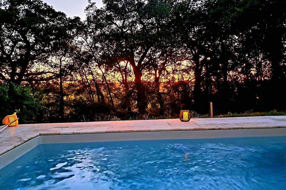 Grand gîte en pierre en pleine nature pour 12 personnes, piscine et boulodrome. in Sarrant, Gers