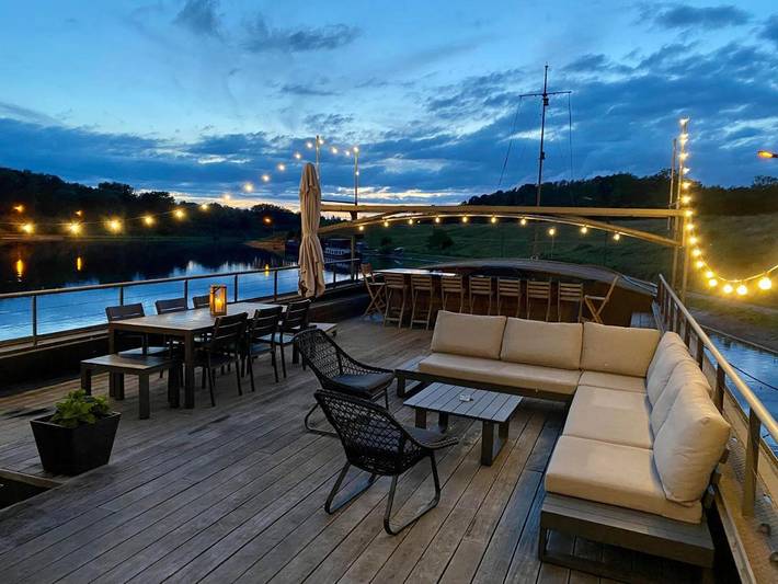 Bateau pour 8 personnes, avec Terrasse et Piscine ainsi que Sauna et Vue à Braine-le-Château