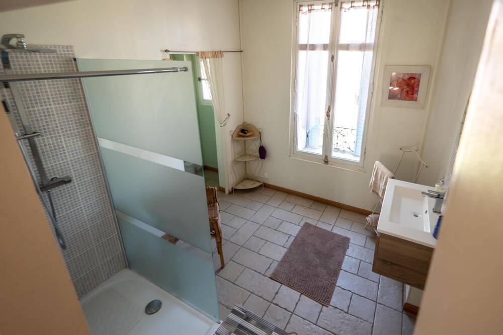 Villa Celine, un Bed & Breakfast avec quatre chambres, jardin et piscine in Saint-Laurent-de-la-Cabrerisse, Région de Narbonne