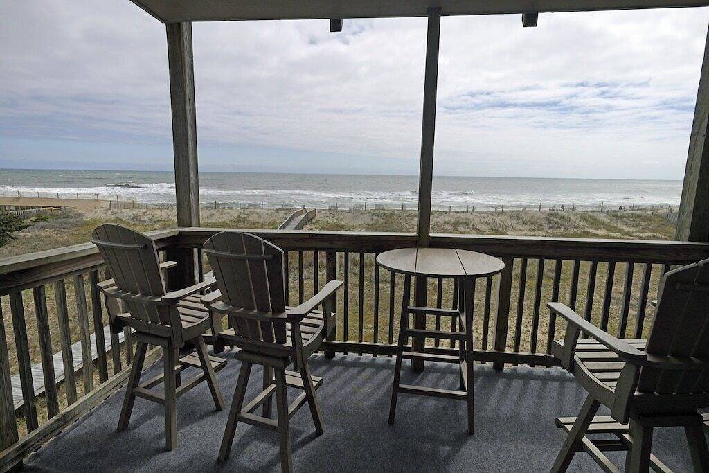Ganze Wohnung, Oceanfront 2Br / 2 Bath Wohnung im zweiten Stock mit Pool und Terrasse am Meer in South Rodanthe, Waves