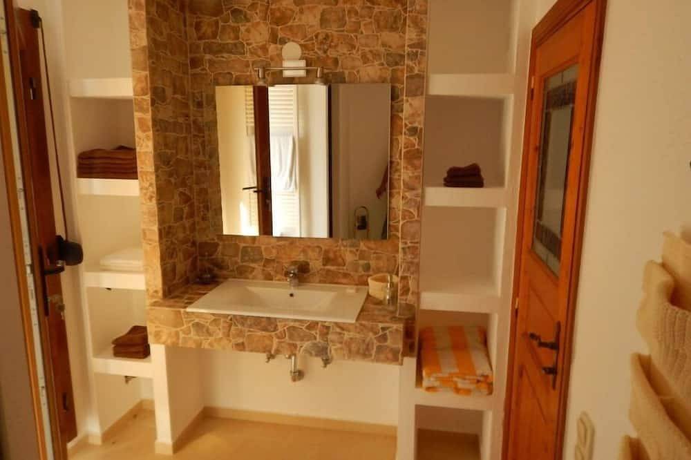 Villa en 2 hermosas bahías con playa de arena, piscina climatizada, ideal para. niños in Cala Murada, Manacor