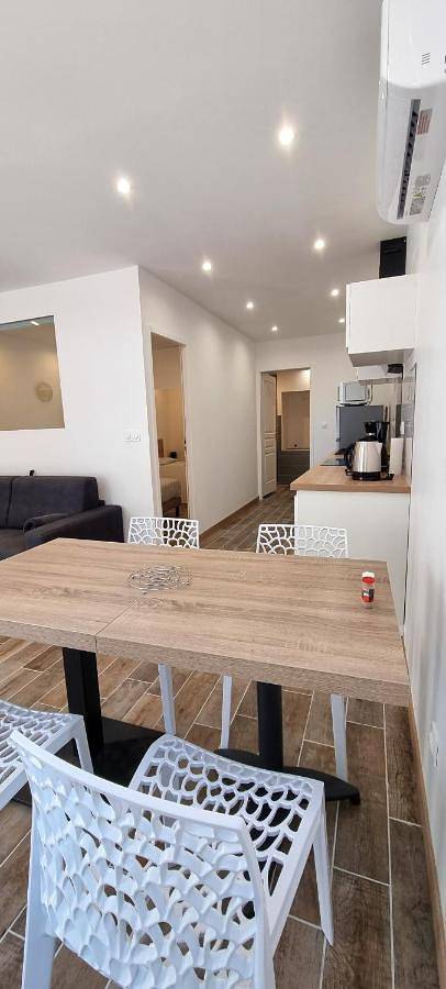 Appartement entier, One-Bedroom Apartment in Saint-Donat-sur-l'Herbasse, Région de Valence