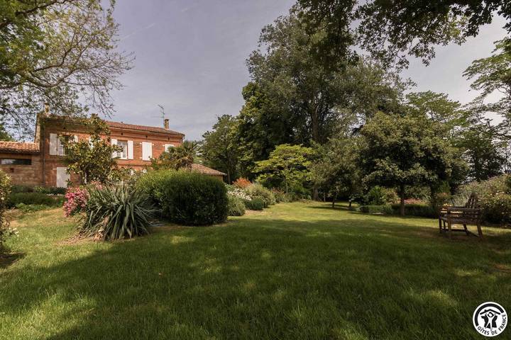 Gîte pour 8 personnes, avec Terrasse ainsi que Jardin et Piscine dans Aurin