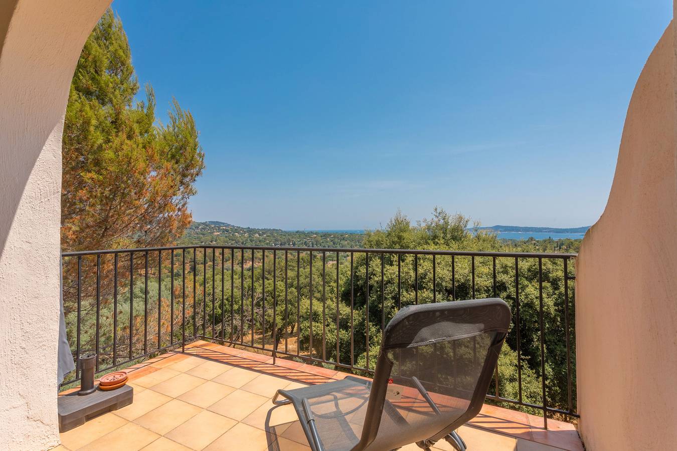 Appartement entier, Appartement 'Grimaud 4 Personnes Clim Vue Mer' avec vue sur mer, terrasse privée et climatisation in Grimaud, Région de Draguignan
