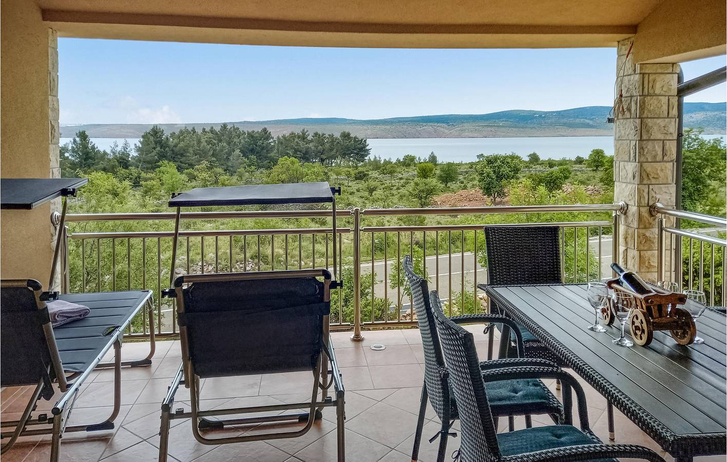 Ganze Ferienwohnung, Gemütliche 100 m² große Ferienwohnung mit Terrasse, WLAN und 2 km Entfernung zum Strand von Pisak in Starigrad, Zadar