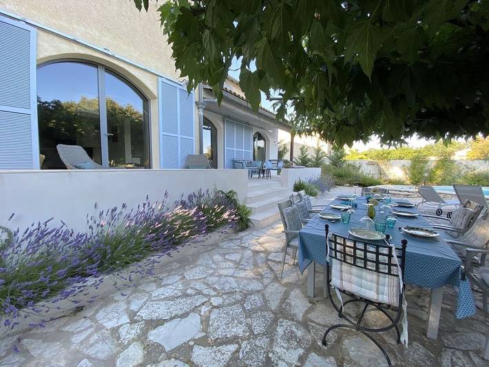 Location de vacances pour 7 personnes, avec Terrasse ainsi que Jardin et Piscine à Domazan