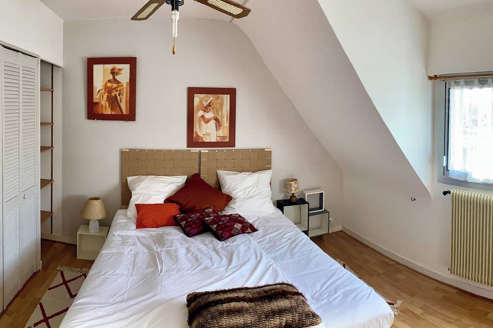 Family home near the beach, enclosed garden, 4 bedrooms, sleeps 10 in Loctudy, Côte de Cornouaille