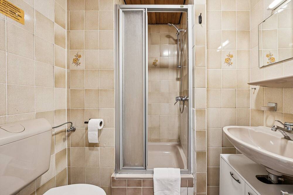 Ganze Wohnung, Gemütliches Einzelzimmer, Flachbildfernseher und modernem Badezimmer mit Dusche. Ideal für Paare und Kurzaufenthalte – genießen Sie eine entspannte Atmosphäre  und maritimem Charme. in Voslapp, Wilhelmshaven