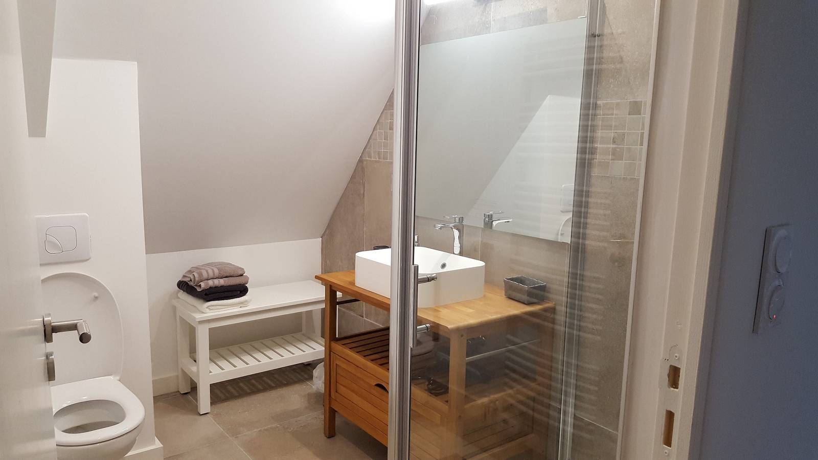 Chambre d’hôtes « La Trouverie - Chambre 5 » avec terrasse et jardin communs, Wi-Fi in Laqueuille, Parc naturel régional des Volcans d'Auvergne