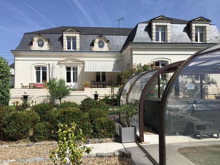 Villa pour 15 personnes, avec sauna et jacuzzi ainsi que jardin et piscine