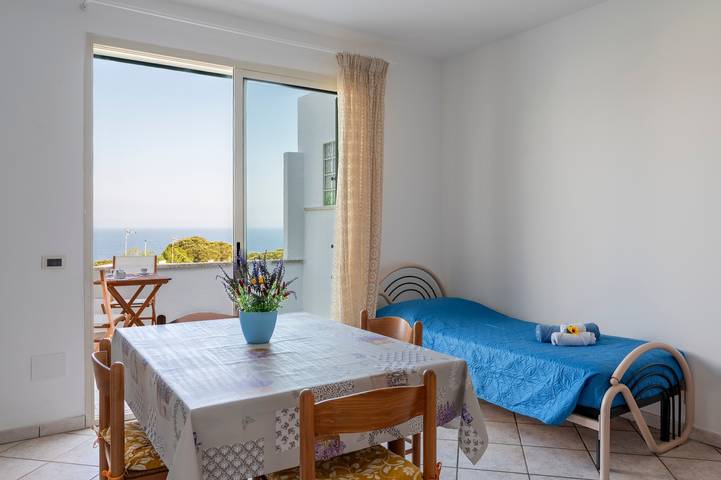 Entire apartment, Residence degli Oleandri - Aria Apartment with Sea View, Wi-Fi, and Air Conditioning in Santa Cesarea Terme, Lecce Province