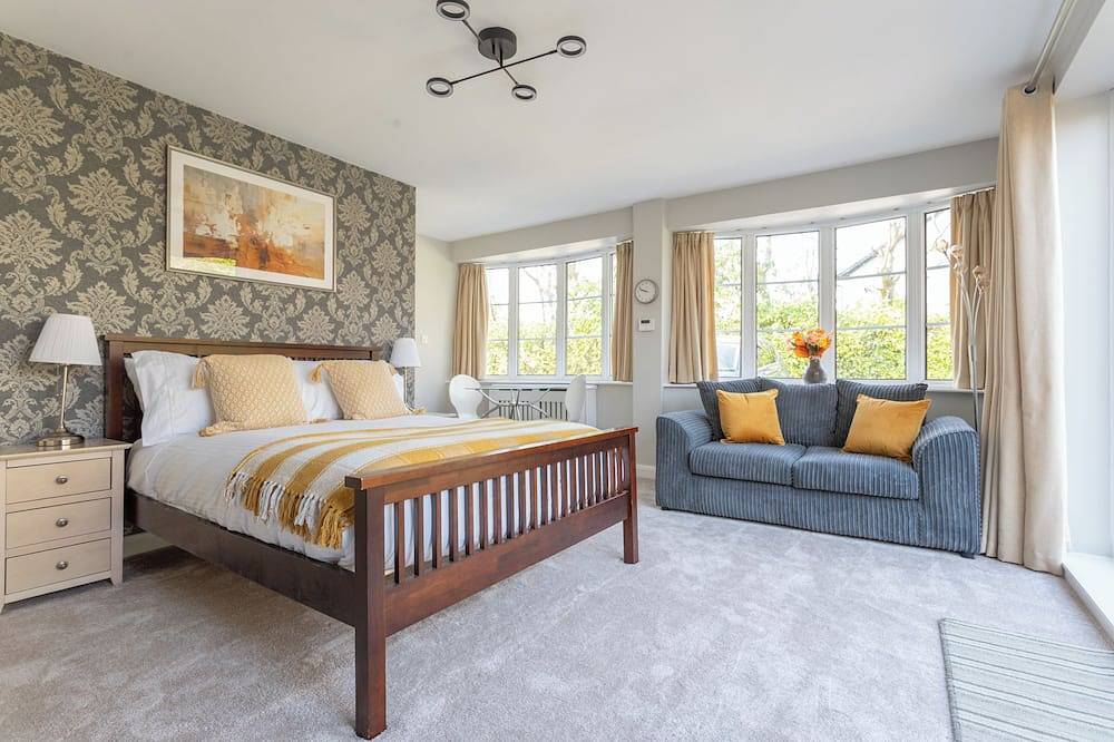 Robins Perch- Modern Cosy Cottage with Fantastic Garden View in a quiet location in Stockport, Greater Manchester