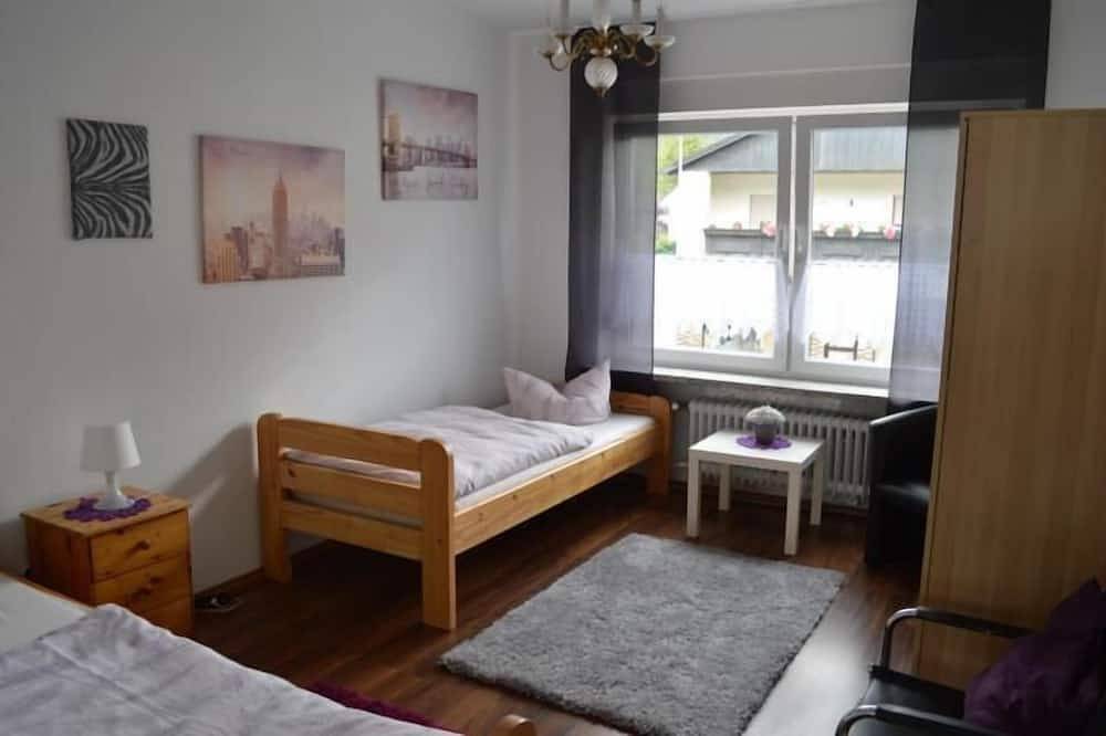 Ganze Wohnung, Ferienwohnung Hannah mit Balkonterrasse und gemütlichen Gartenmöbeln in Rödental, Oberes Maintal - Coburger Land