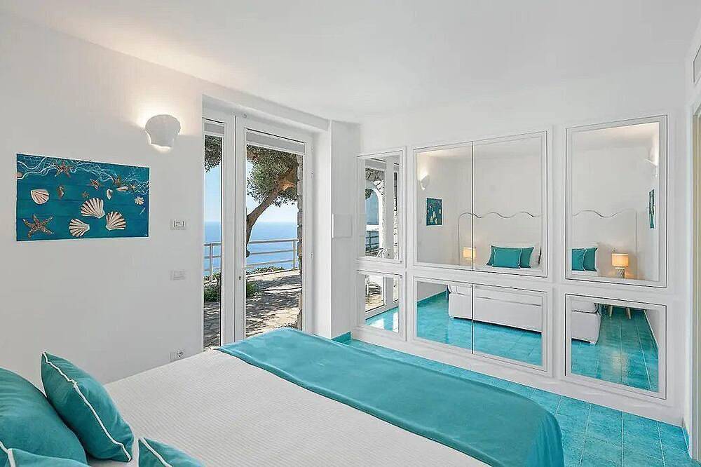 Villa Irta: A bright and sunny two-story villa built sheer above the sea, with Free Wi-Fi. in Torca, Neapel Provinz