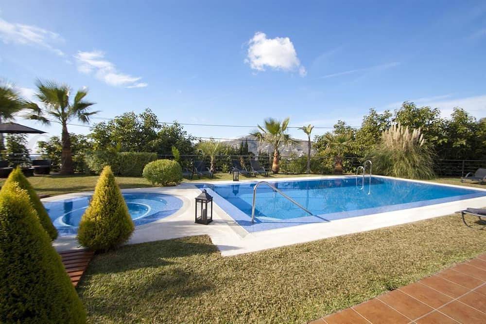 New luxury villa, 5 bedrooms, 5 bathrooms, private pool in Canillas de Albaida, Málaga Province