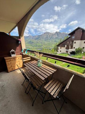 Gîte pour 4 personnes, avec vue et balcon à Saint-Léger-les-Mélèzes