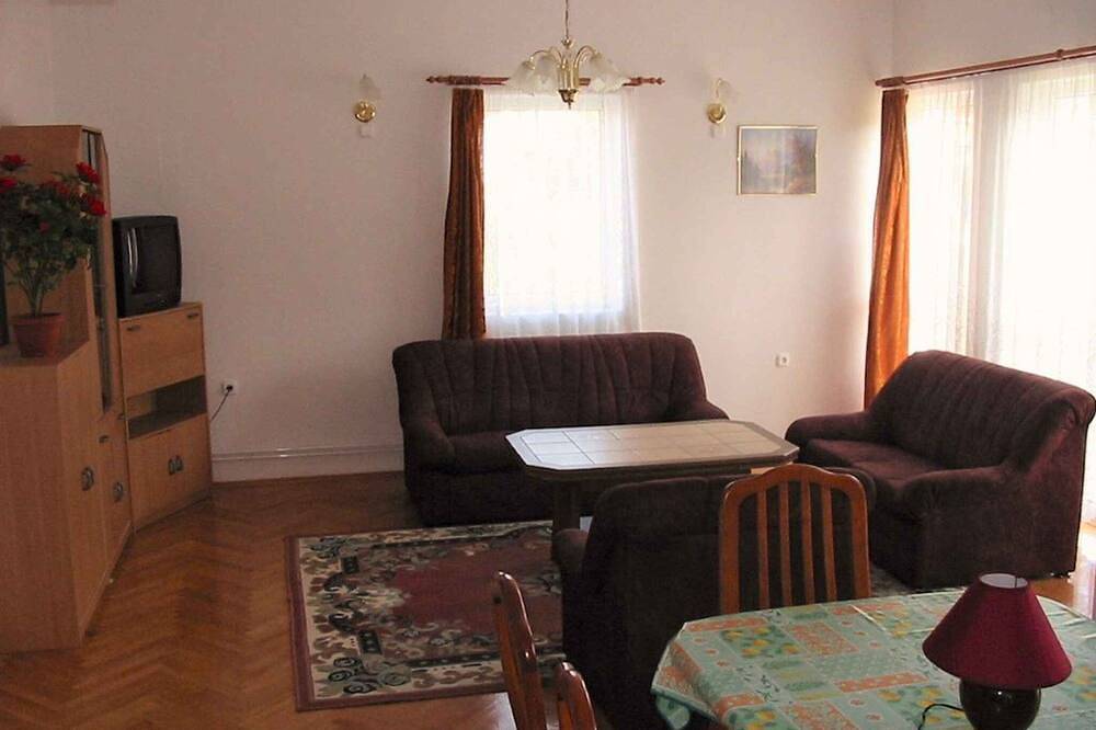 Ganze Wohnung, Ferienwohnung mit Terrasse zur Gartenseite in Heviz, Balaton Region