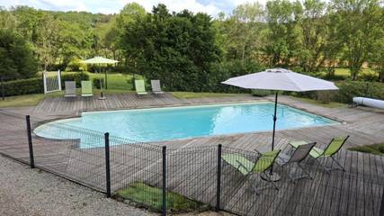 Gîte pour 8 personnes, avec vue ainsi que jardin et piscine, animaux acceptés à Sainte-Foy-de-Longas