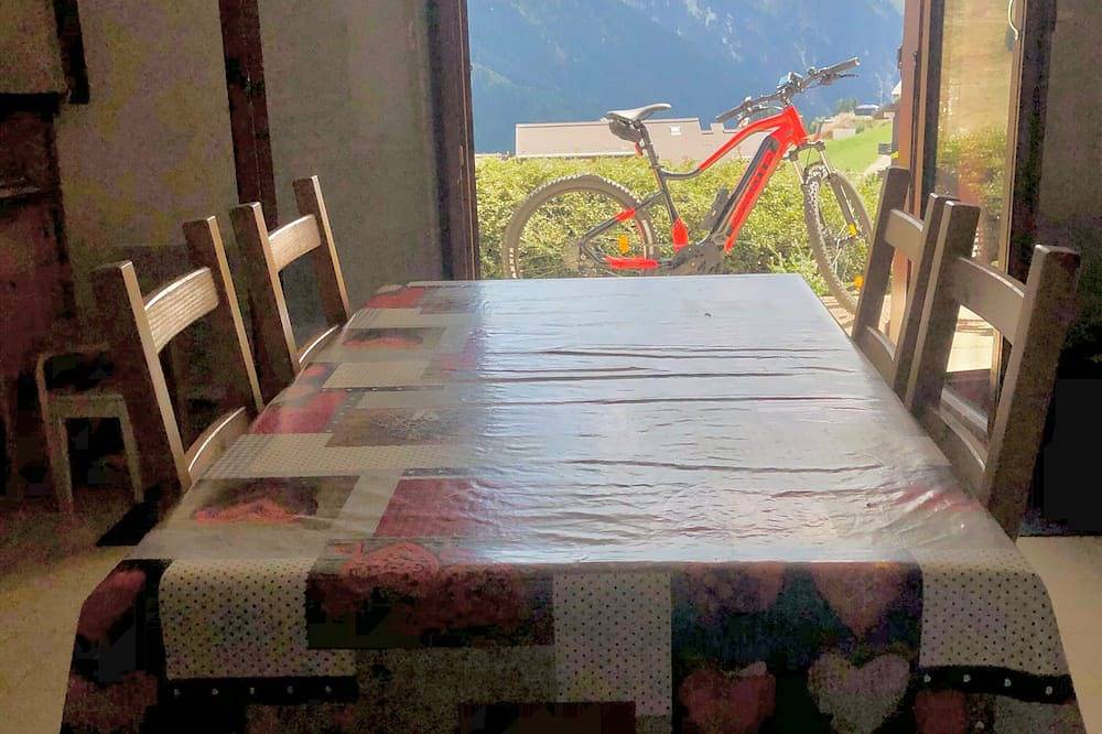 Entire apartment, Apartment with terrace, panoramic view and skis at your feet in Manigod, Annecy region