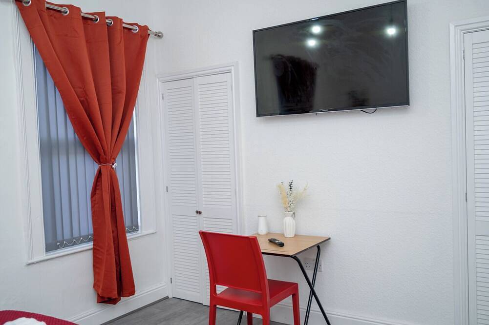 Spacious 4-bed house Liverpool near city centre, sleeps 7, free parking, Wifi in Liverpool, Merseyside