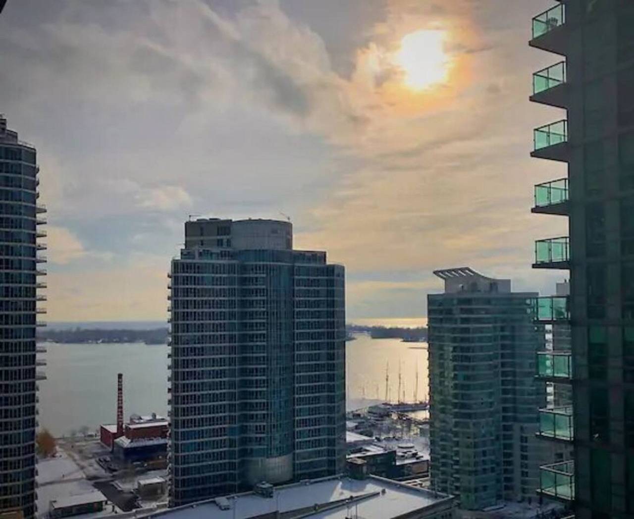 Entire apartment, 1Br Condo w/ Balcony/Pool/Gym in Toronto, Lake Ontario (Canada)