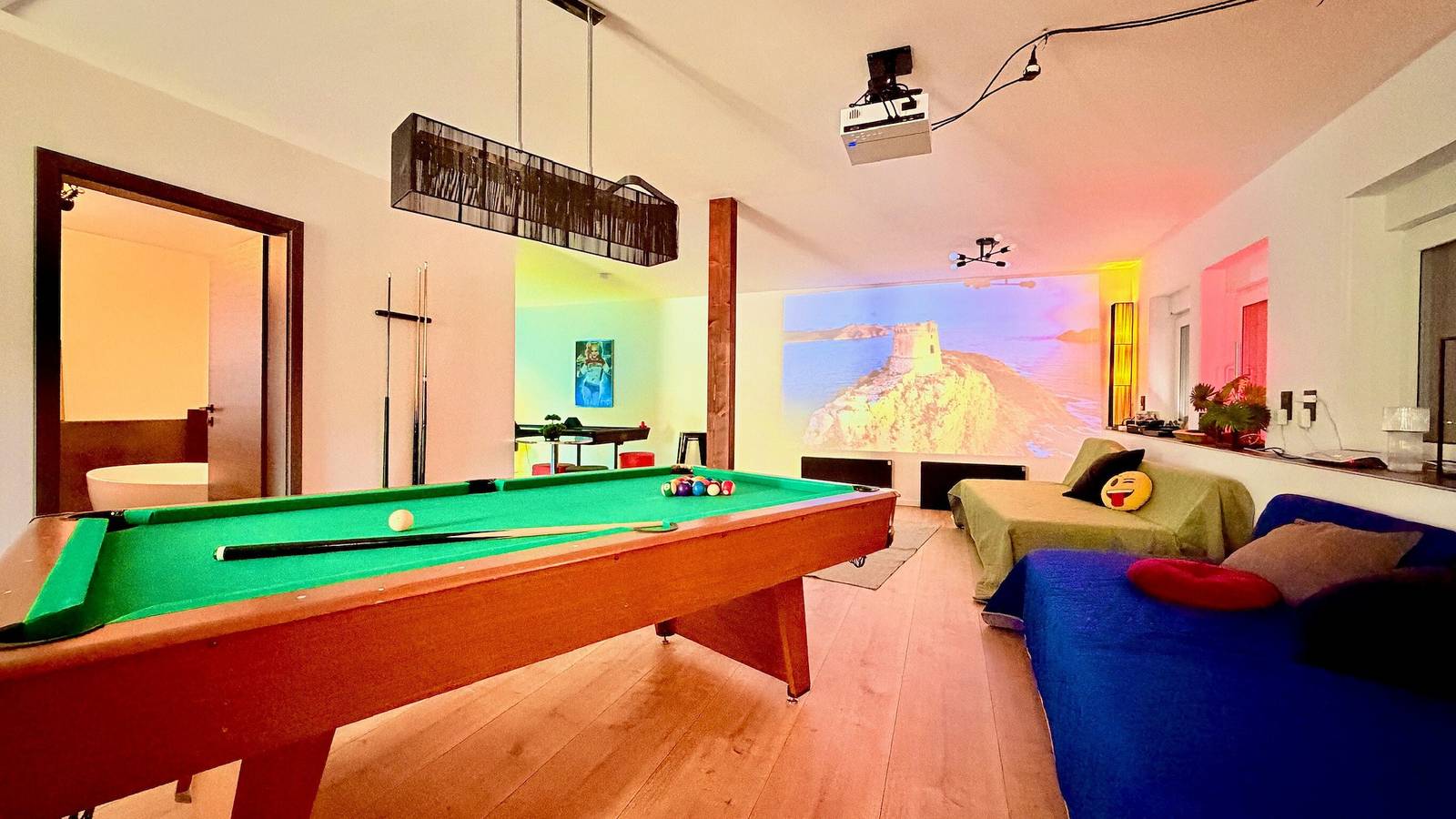 Ferienhaus 'Pool Whirlpool Sauna Gruppenhaus' mit Bergblick, Privatpool und Wlan in Bad Ems, Lahn-Taunus